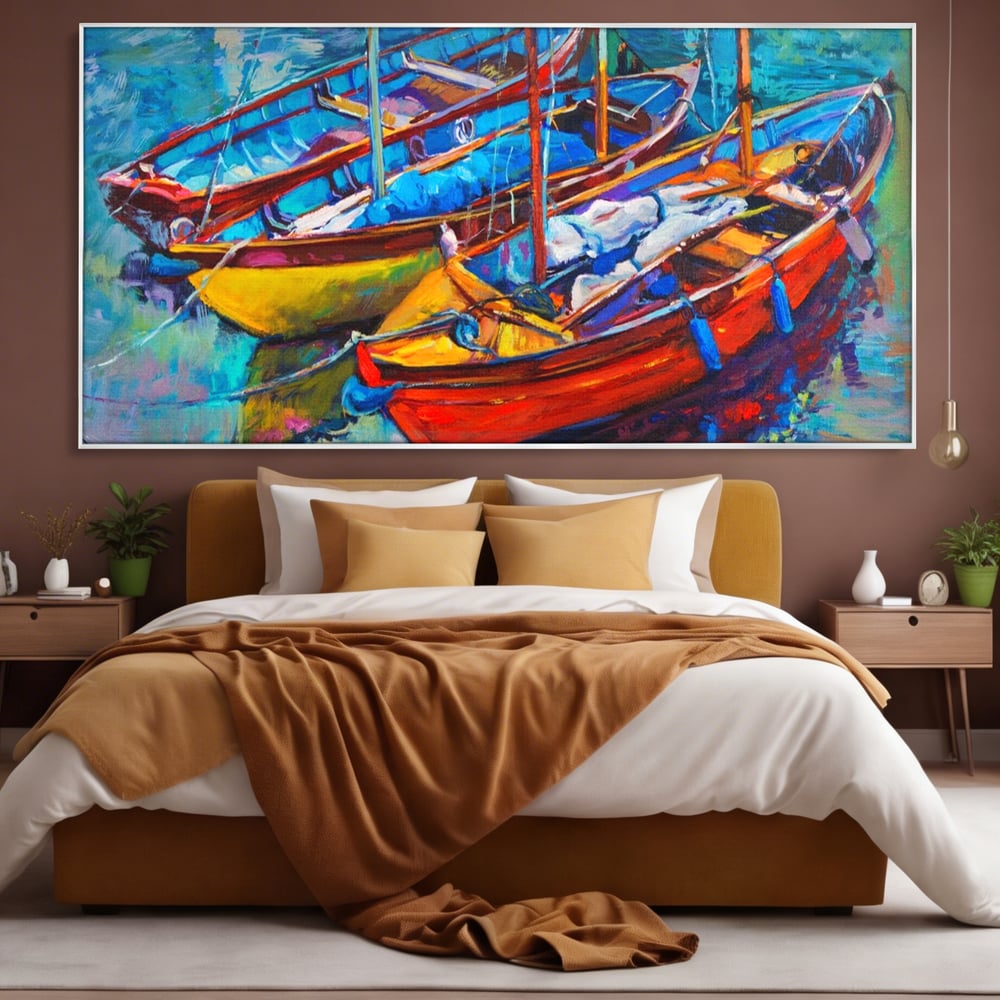 Tablou canvas cu tablou canvas cu barci in port, in rama de aluminiu argintiu, pe perete intr-un dormitor